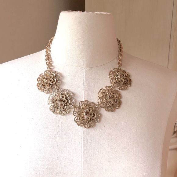NWT Lucy & Laurel 5 Flower Crystal Embellished Necklace - Picture 7 of 11